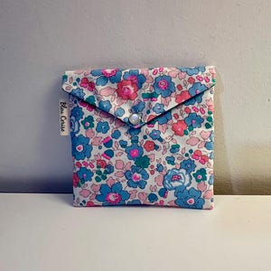 Pochette enveloppe en coton Liberty rare et néon « Betsy néon bloom », molletonnée, doublée. Trousse maquillage, rangement, pochette de sac