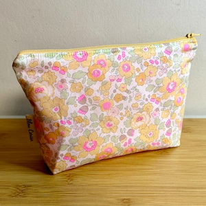 SUR COMMANDE UNIQUEMENT Trousse en Liberty néon, molletonnée, doublée, zipée. Trousse à maquillage, à crayons, …