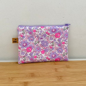 Pochette en  Liberty « Betsy Orchidée », zippée, doublée, molletonnée. Idée cadeau. Pochette de sac, trousse maquillage accessoires…