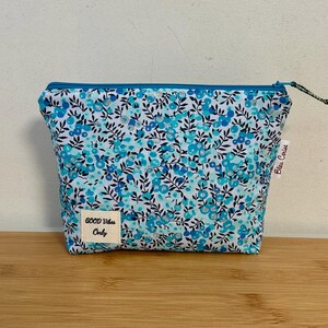 Trousse de toilette , maquillage … en Liberty glitter rare « Wiltshire Aquamarine » molletonnée, doublée. Idée cadeau
