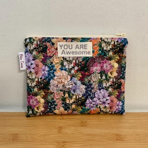 Pochette plate en Liberty « painted travel », molletonnée, doublée. Trousse à crayons , à maquillage, …