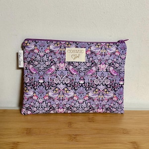 Pochette,  molletonnée, doublée Liberty  « strawberry thief améthyste », Pochette de sac, trousse maquillage accessoires…