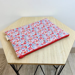 Pochette en  Liberty « Theresa », zippée, doublée, molletonnée. Idée cadeau. Pochette de sac, trousse maquillage accessoires…