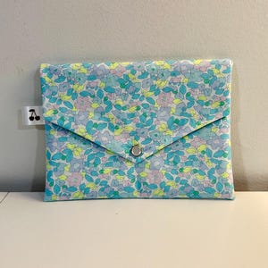 Pochette enveloppe en coton Liberty  « Betsy Berry Splash», molletonnée, doublée. Trousse maquillage, rangement, pochette de sac