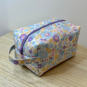Trousse de toilette Liberty Betsy Summer. Trousse rangement accessoires, trousse maquillage, pour l’école, …