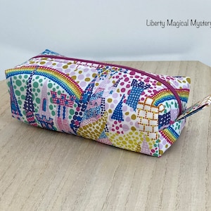 Trousse en Liberty, molletonnée, doublée. Trousse à crayons pour l’école, au bureau. Trousse à maquillage, rangement accessoires