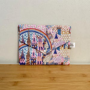 Pochette enveloppe en coton Liberty  «Magical Mystery », molletonnée, doublée. Trousse maquillage, école, rangement, pochette de sac
