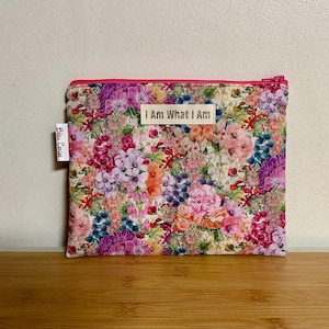 Pochette plate en Liberty « painted travel », molletonnée, doublée. Trousse à crayons , à maquillage, …