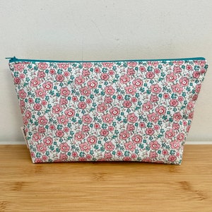 Trousse de toilette , maquillage … en Liberty « Clarisse » molletonnée, doublée. Idée cadeau