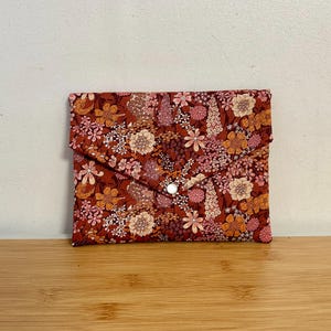 Pochette enveloppe en Liberty Glitter Ciara Fauve, molletonnée, doublée. Trousse maquillage, ecole, rangement divers, pochette de sac ….