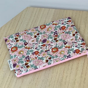 Pochette plate matelassée en Liberty, molletonnée, doublée. Trousse à crayons , à maquillage, …
