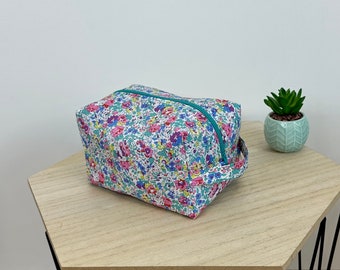 Toiletry / makeup bag in Liberty Claire Aude Summer (exclusive). Lined, fleece. Gift idea