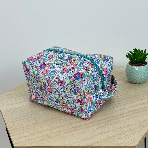 Trousse de toilette / maquillage en Liberty Claire Aude Summer (exclusif). Doublé, molletonnée. Idée cadeau