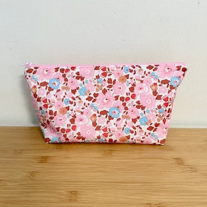 Trousse de toilette , maquillage … en Liberty « Betsy Écureuil » molletonnée, doublée. Idée cadeau