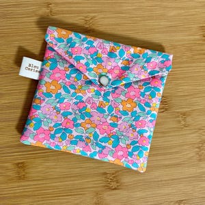 Pochette enveloppe en coton Liberty  « betsy Berry Delight néon», molletonnée, doublée. Trousse maquillage, rangement, pochette de sac