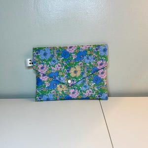 Pochette en coton Liberty , molletonnée, doublée. Trousse maquillage, pochette de sac