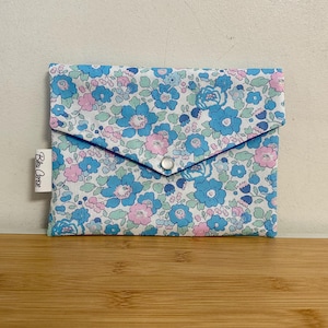 Pochette enveloppe en coton Liberty  « betsy Bermuda », molletonnée, doublée. Trousse maquillage, rangement, pochette de sac