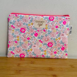 Pochette,  molletonnée, doublée Liberty rare et exclusif néon « Betsy Pink Gerbera », Pochette de sac, trousse maquillage accessoires…