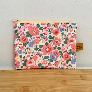 Pochette trousse plate en coton Liberty Betsy Tuileries , doublée, molletonnée, pochette de sac… Liberty rare !
