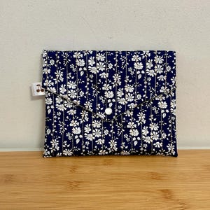 Pochette enveloppe en coton Liberty  « Capel Glitter doré », molletonnée, doublée. Trousse maquillage, école, rangement, pochette de sac…