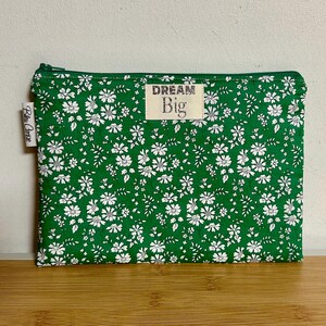 Pochette,  molletonnée, doublée Liberty  « Capel émeraude », Pochette de sac, trousse maquillage accessoires…