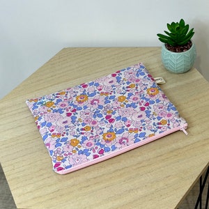 Pochette Liberty Betsy Quartz, molletonnée, doublée. Pochette de sac, trousse maquillage, à crayons, pour l’école, … Idée cadeau