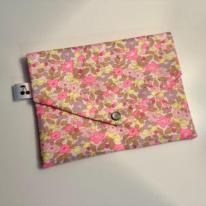 Pochette enveloppe en coton Liberty  « Betsy Berry Latte», molletonnée, doublée. Trousse maquillage, rangement, pochette de sac