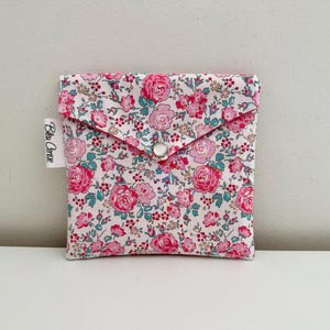 Pochette enveloppe en coton Liberty  « Félicité Fraise », molletonnée, doublée. Trousse maquillage, rangement, pochette de sac
