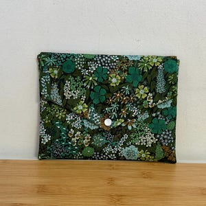 Pochette enveloppe en Liberty « Ciara Botanique », molletonnée, doublée. Trousse maquillage, ecole, rangement, pochette de sac ….