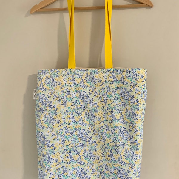 Tote bag en Liberty Wiltshire, cabas, sac de courses, sac de sport, … Doublée toile de coton, anses coton. Idée cadeau