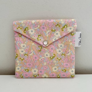 Pochette enveloppe en coton Liberty  « Primrose Path », molletonnée, doublée. Trousse maquillage, rangement, pochette de sac