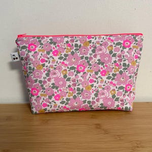 Trousse de toilette , maquillage … en Liberty « Betsy néon Fluo rose », Liberty néon, molletonnée, doublée. Idée cadeau