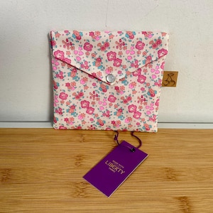 Pochette enveloppe en coton Liberty  « Ella and Libby chantilly », molletonnée, doublée. Trousse maquillage, rangement, pochette de sac