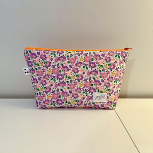 Trousse de toilette , maquillage … en Liberty « Mrs Stoneley violette fluo », Liberty néon, molletonnée, doublée. Idée cadeau