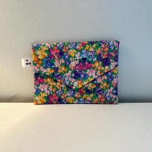 Pochette enveloppe en coton Liberty  «Lily Jane », molletonnée, doublée. Trousse maquillage, école, rangement, pochette de sac