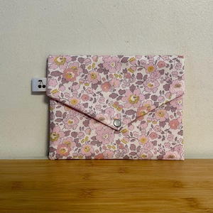 Pochette en coton Liberty , molletonnée, doublée. Trousse maquillage, pochette de sac
