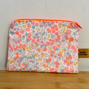 Pochette trousse plate en coton Liberty Wiltshire néon corail , doublée, molletonnée, pochette de sac… Liberty rare !