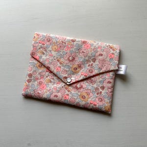 Pochette enveloppe en coton Liberty  « Betsy peach néon», molletonnée, doublée. Trousse maquillage, rangement, pochette de sac
