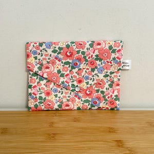 Pochette enveloppe en coton Liberty  « betsy Tuileries néon», molletonnée, doublée. Trousse maquillage, rangement, pochette de sac