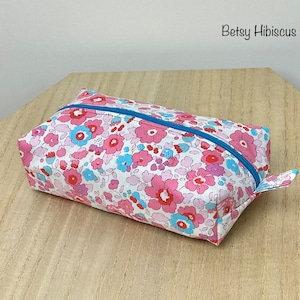 Trousse Liberty « Betsy Hibiscus », molletonnée, doublée. Trousse à crayons, maquillage, rangement accessoires,…