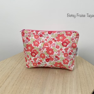 Trousse molletonnée en Liberty « Betsy fraise tagada », doublée, zippée. Trousse maquillage, crayons, école, …