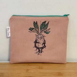 Pochette plate brodée « Mandragora », molletonnée, doublée Liberty . Trousse à crayons , à maquillage, …