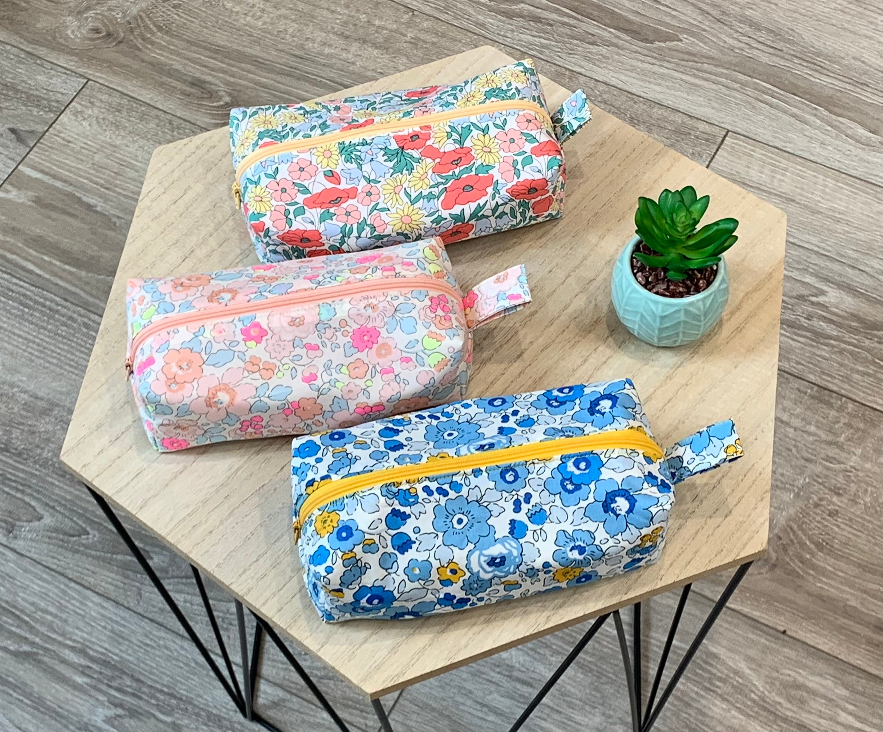 Trousse à Crayons, Maquillage, Trousse de Toilette, Format Carré, Liberty, Molletonnée, Coloris Au C