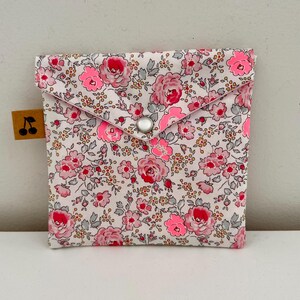 Pochette enveloppe en coton Liberty  « Félicité néon», molletonnée, doublée. Trousse maquillage, rangement, pochette de sac