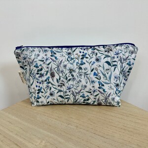 Trousse de toilette , maquillage … en Liberty « MEGUMI », molletonnée, doublée. Idée cadeau