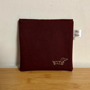 Pochette enveloppe toile de coton molletonnée, doublée Liberty, brodée chien saucisse . Trousse rangement divers, pochette de sac ….