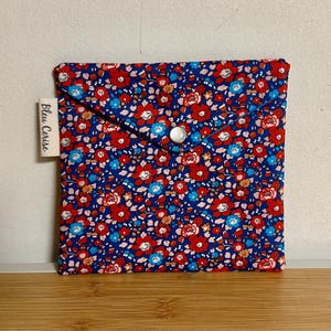 Pochette enveloppe en coton Liberty  « Betsy Ann rouge bleu », molletonnée, doublée. Trousse maquillage, rangement, pochette de sac