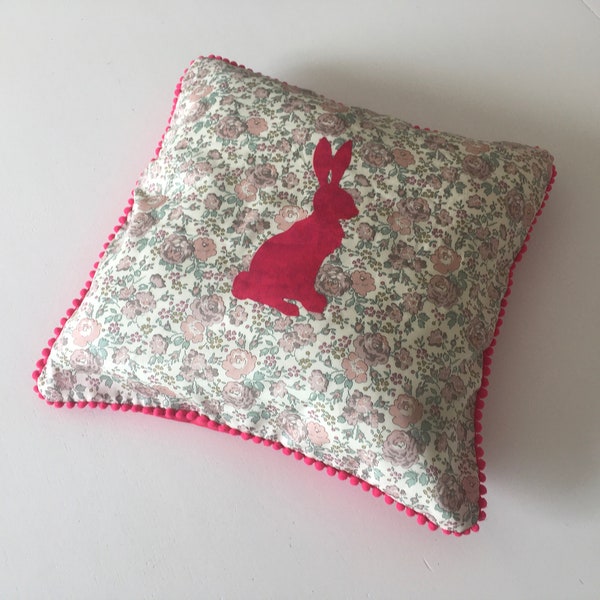 Housse de coussin liberty et appliqué lapin fushia