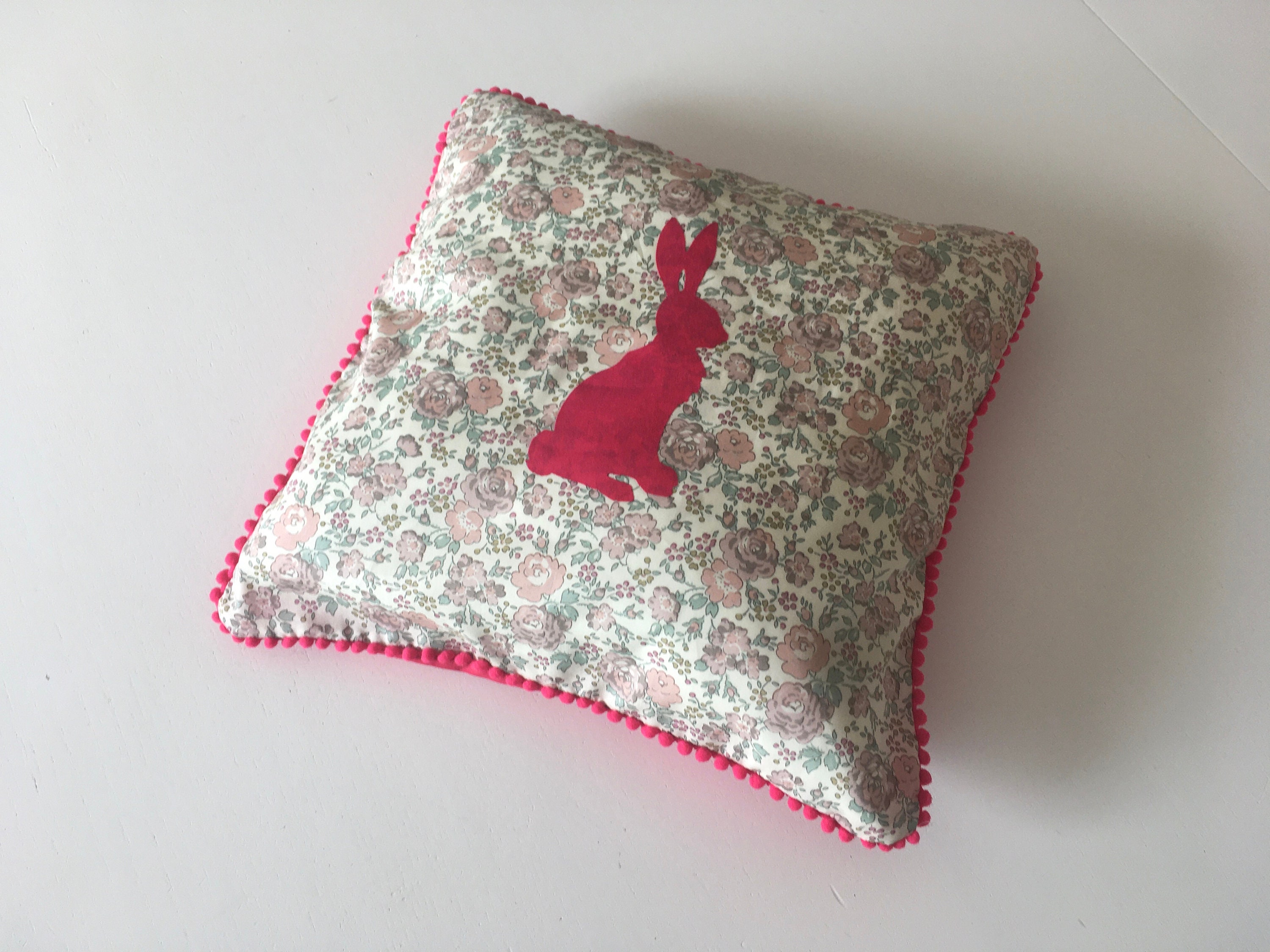 Housse de Coussin Liberty et Appliqué Lapin Fushia