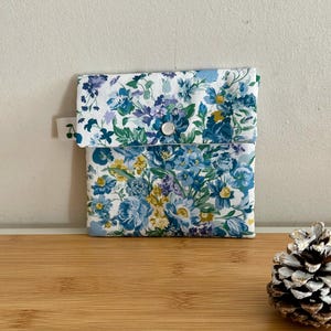 Pochette enveloppe en Liberty « bouquet parade » molletonnée, doublée. Trousse maquillage, rangement divers, pochette de sac ….